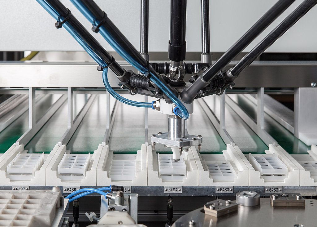 Blum-Novotest multipoint measuring machine - Classification, sorting, tray stacking and ejection on conveyor belt Blum-Novotest BMK3 flexible measuring and automation concept - Classification, sorting, tray stacking and ejection on conveyor belt