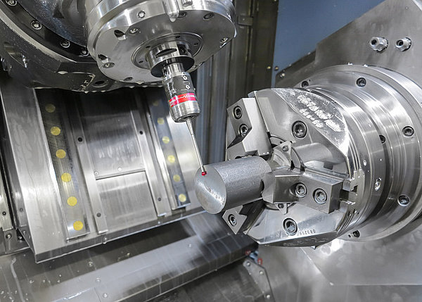 Der BLUM Messtaster TC62 mit BRC-Funktechnologie misst, ob das Bauteil korrekt gespannt wurde und kontrolliert die Abmaße, um fehlerhafte Rohlinge   sofort zu identifizieren und auszuwerfen.