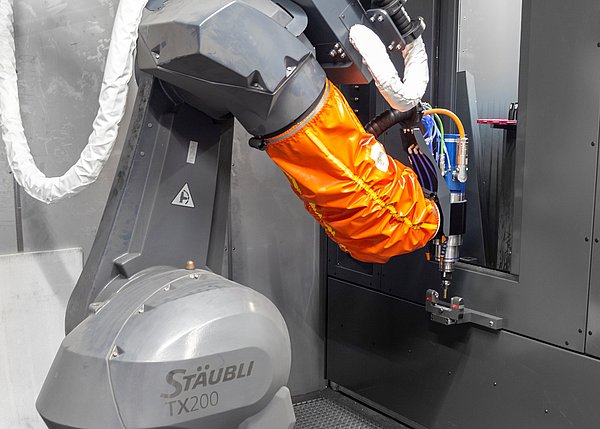 Milling precision with the robot arm depends decisively on regular tool measurements using the BLUM laser measuring system.