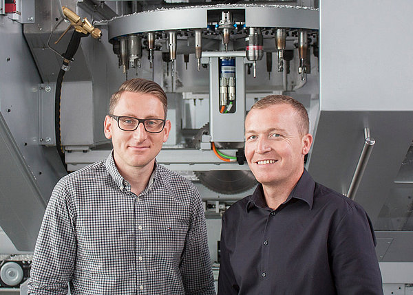 Dietrich Herz (links), Produktionsleitung von RIVA und Erhard Strobel, Vertriebsmitarbeiter von BLUM, vor einer der gigantischen CNC-Fräsmaschinen mit integriertem Werkzeugwechsler.