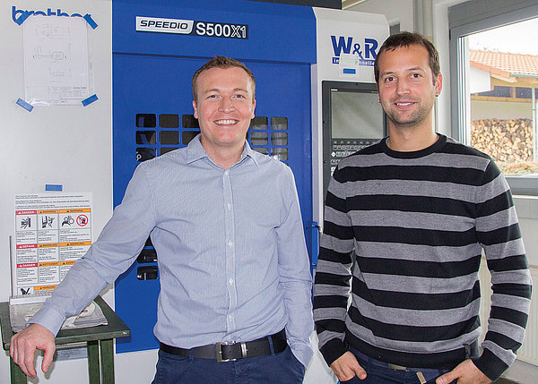 Erhard Strobel, sales engineer at Blum-Novotest (l), and the production manager of Günter Stoffel Medizintechnik GmbH in front of the new machining centre
