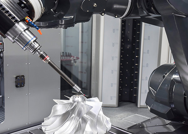 Automatisiertes Messen in der Roboterzelle – nur so lässt sich die Qualität in der Originalaufspannung rund um die Uhr mannlos sicherstellen. 