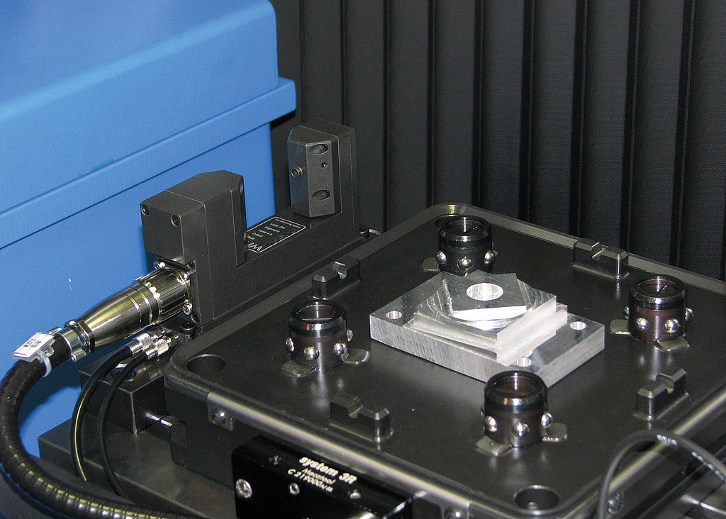 Der LaserControl NT-H ist mitten im Arbeitsbereich installiert und perfekt gegen Kühlmittel und Späne geschützt