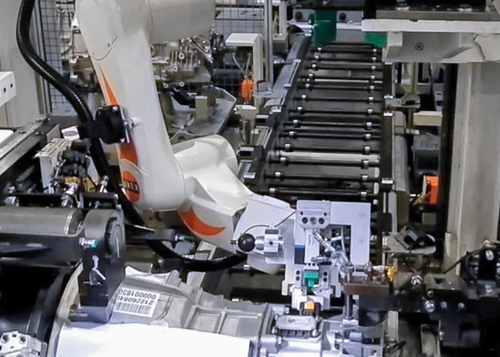 Robotergesteuerte Steckeradaptierung am Prüfstand für Front-Längs-Getriebe Robotergesteuerte Steckeradaptierung am Prüfstand für Front-Längs-Getriebe